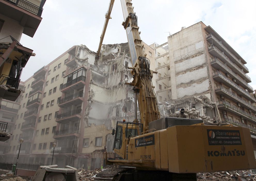Foto: Demolición del Residencial San Mateo, un edificio con 84 viviendas, en 2011 (Efe)