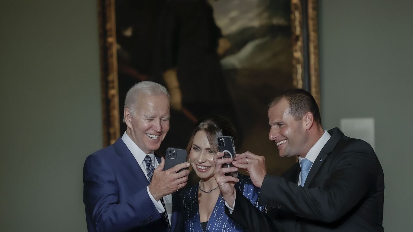 Joe Biden enseña algo en su teléfono a la primera ministra de Nueva Zelanda, Jacinda Ardern. (EFE/Moya)