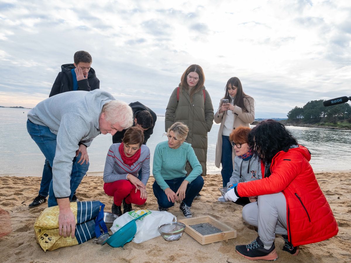 Foto: Yolanda Díaz visita la Praia da Corna (A Coruña). (Europa Press/César Arxina)