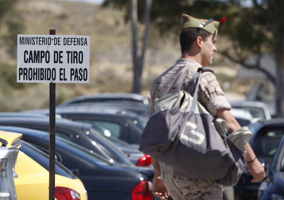 Foto: Un legionario sale de la zona restringida del cuartel de la Legión Álvarez Sotomayor de Viator. (EFE)