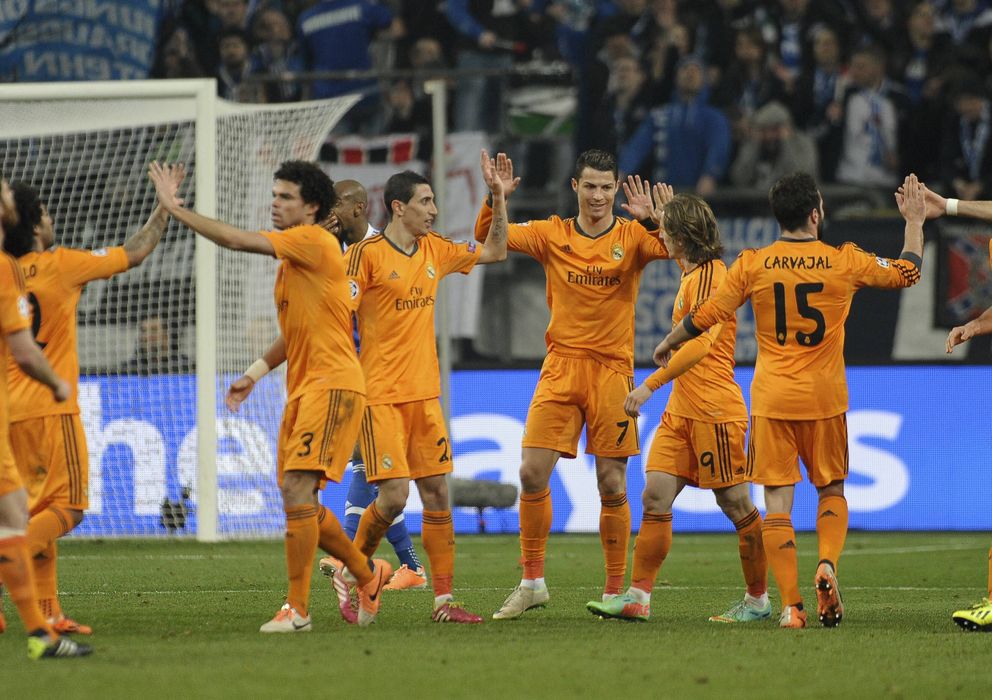 Foto: Los jugadores del Real Madrid celebran la victoria conseguida en el Veltins Arena (Imago).