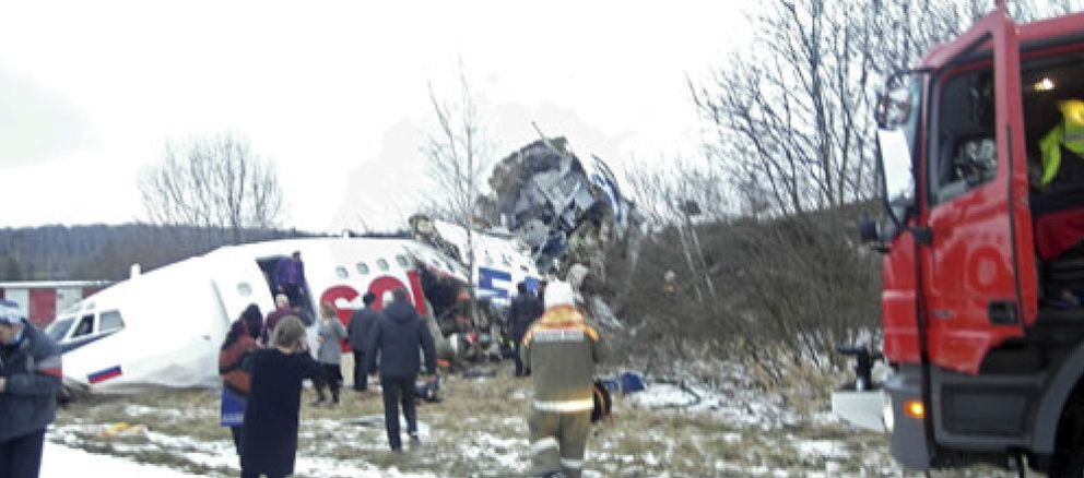 Foto: Dos muertos y 83 heridos en un aterrizaje de emergencia en Moscú