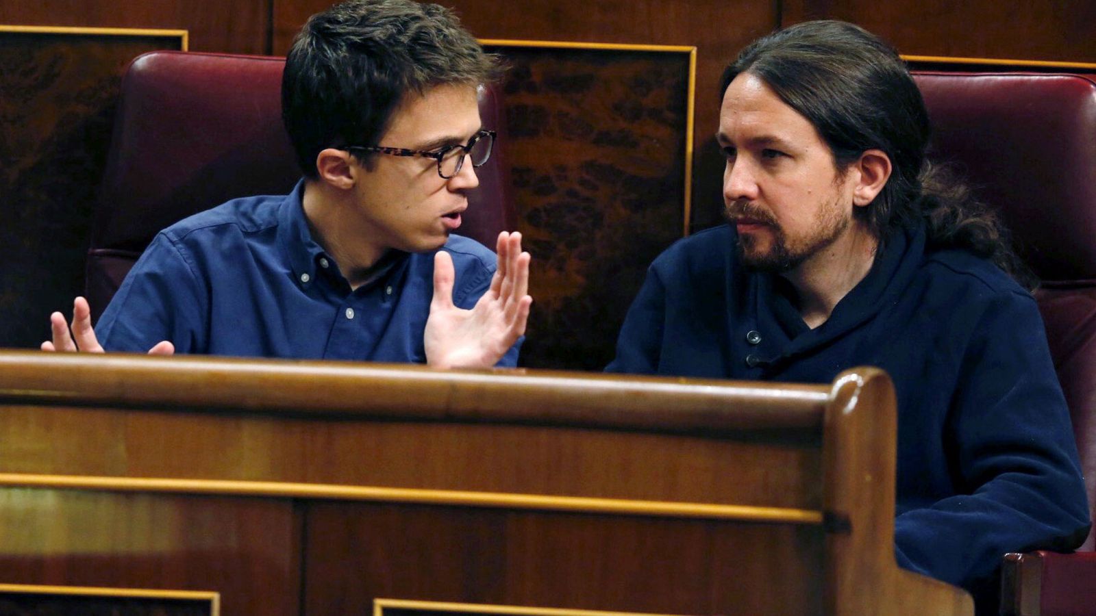 Foto: Los diputados de Unidos Podemos Íñigo Errejón y Pablo Iglesias (d), ayer, durante el pleno del Congreso. (EFE)