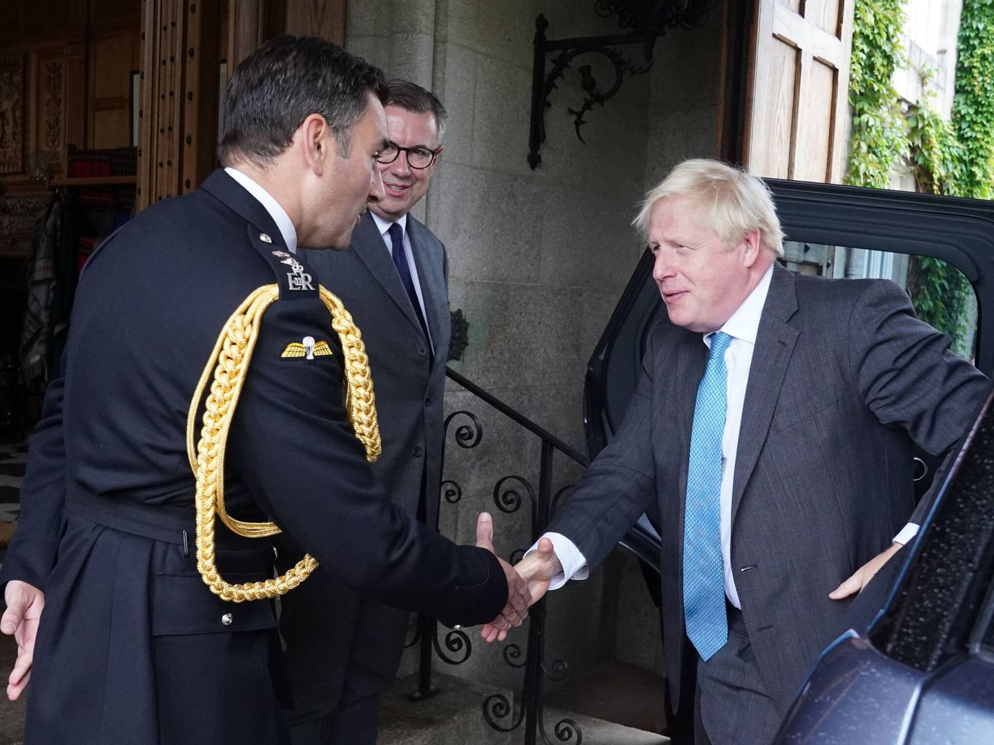 Tom White saluda a Boris Johnson a su llegada a Balmoral en 2022. (Getty)