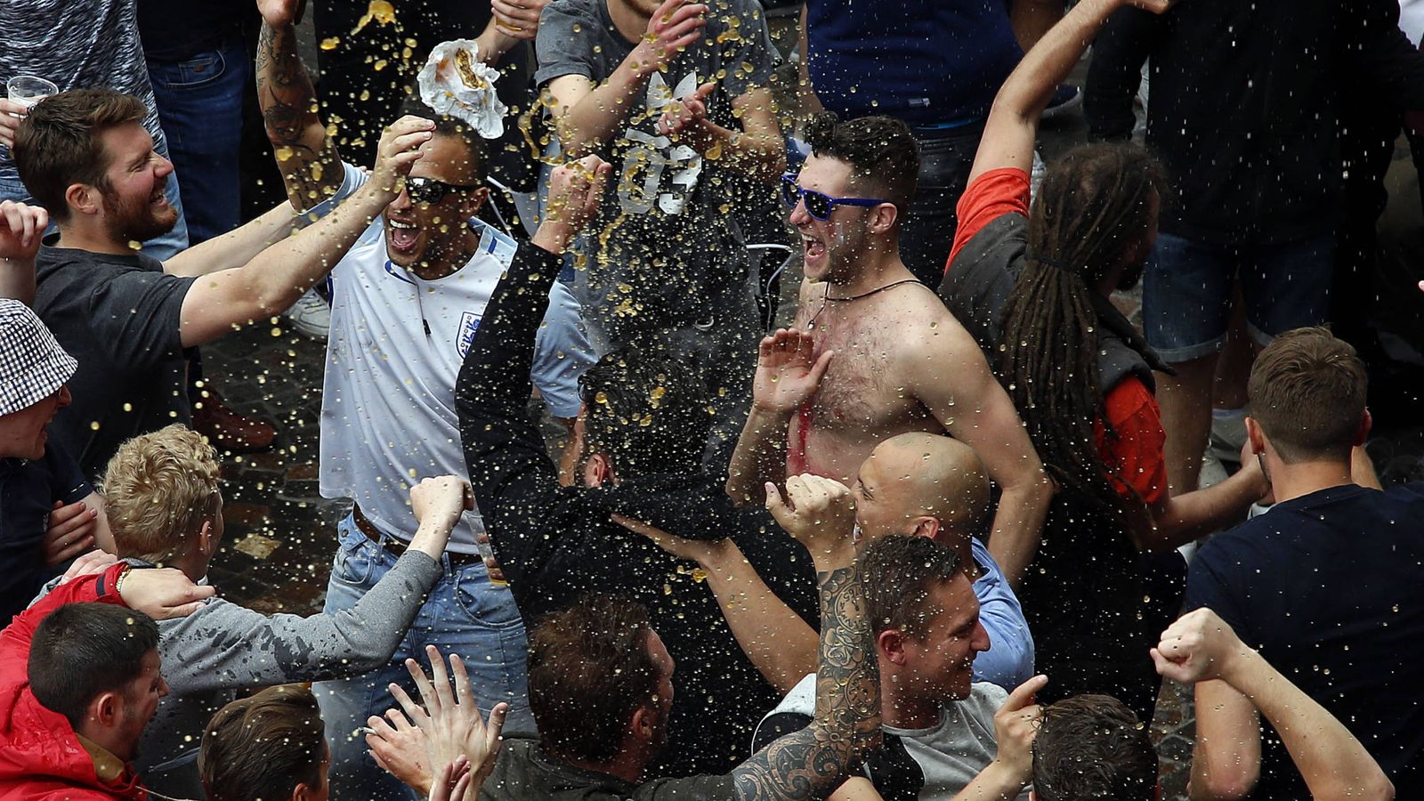 Foto: Aficionados ingleses celebran una victoria en la Eurocopa, en Lille, Francia (Reuters). 