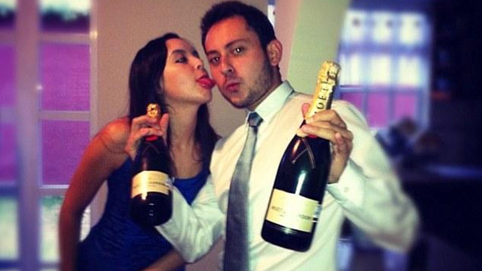 Foto: Dos jóvenes mexicanos posan con botellas de champán francés. (Instagram)