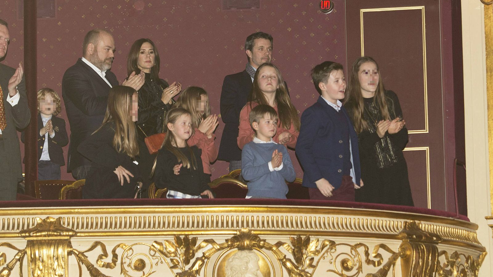 Foto: Los príncipes daneses con la familia Holch Povlsen. (Dana Press)