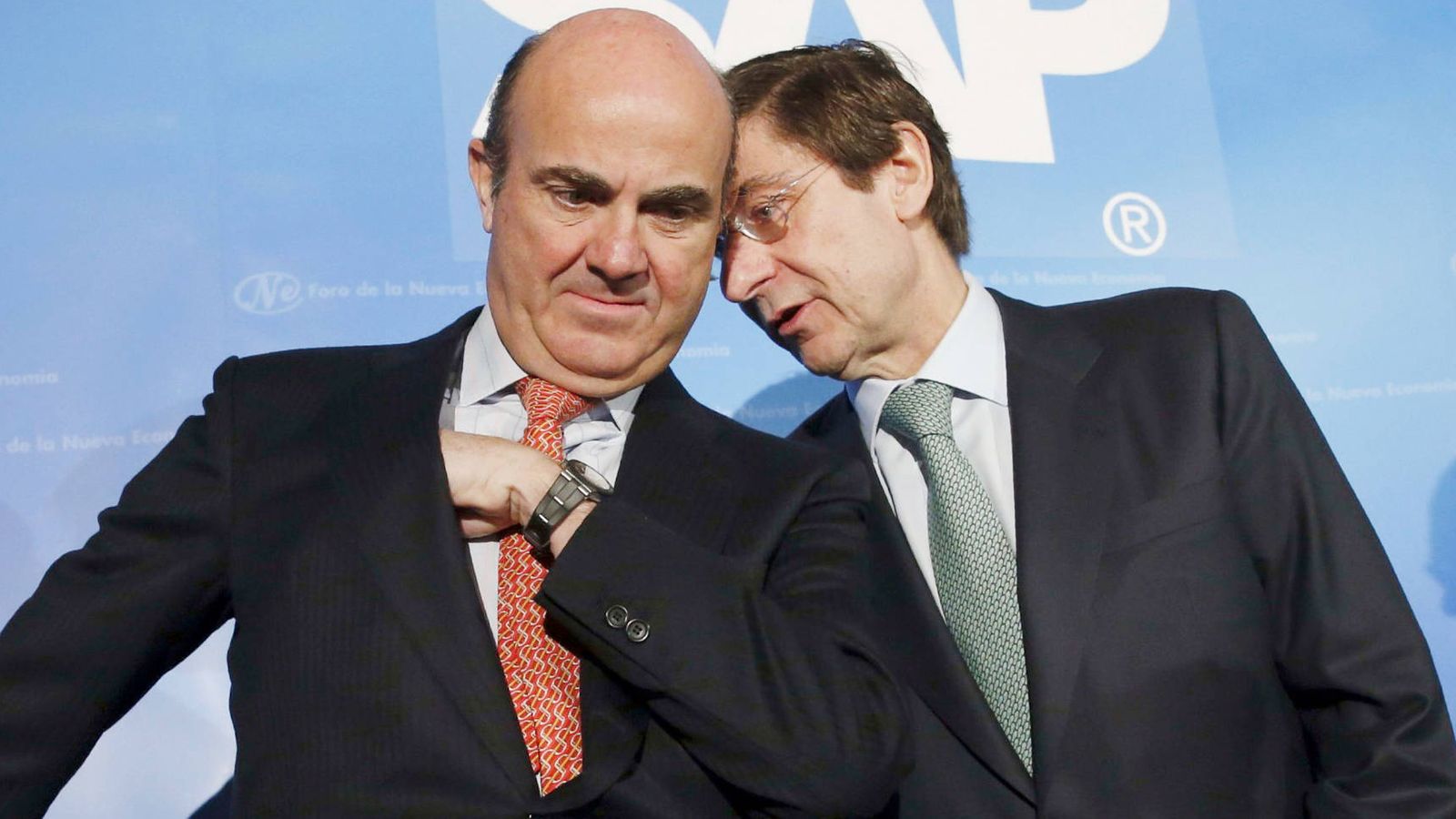 Foto: El presidente de Bankia, José Ignacio Goirigolzarri (i), junto al ministro de Economía, Luis de Guindos. (EFE)
