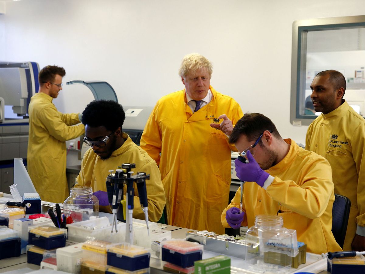 Foto: Boris Johnson en un laboratorio en el norte de Londres. (Reuters)