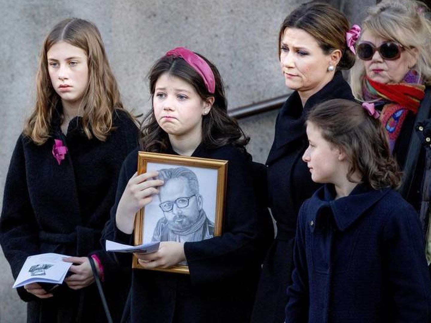 Marta Luisa y sus hijas, en el funeral de Ari Behn. (Cordon Press)
