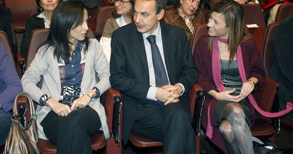 Foto: Beatriz Corredor (i) y Bibiana Aído con el entonces presidente José Luis Rodríguez Zapatero, en 2009. (EFE)