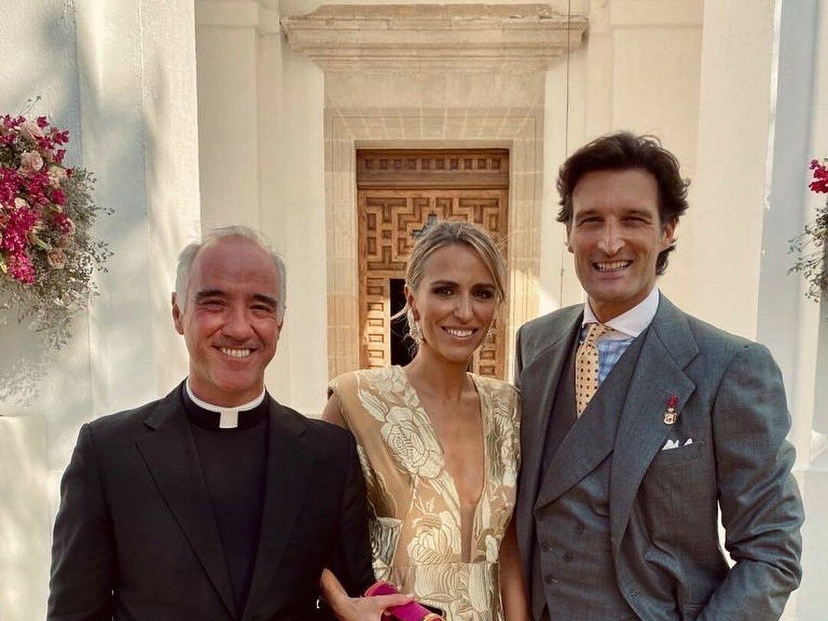 Foto: Laura Vecino y Rafael Medina, junto al padre Sánchez-Dalp en la boda de la duquesa de Medinaceli. (IG)