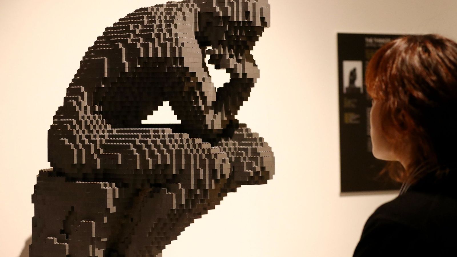 Foto: Una réplica del Pensador de Rodin hecha con LEGO (EFE)