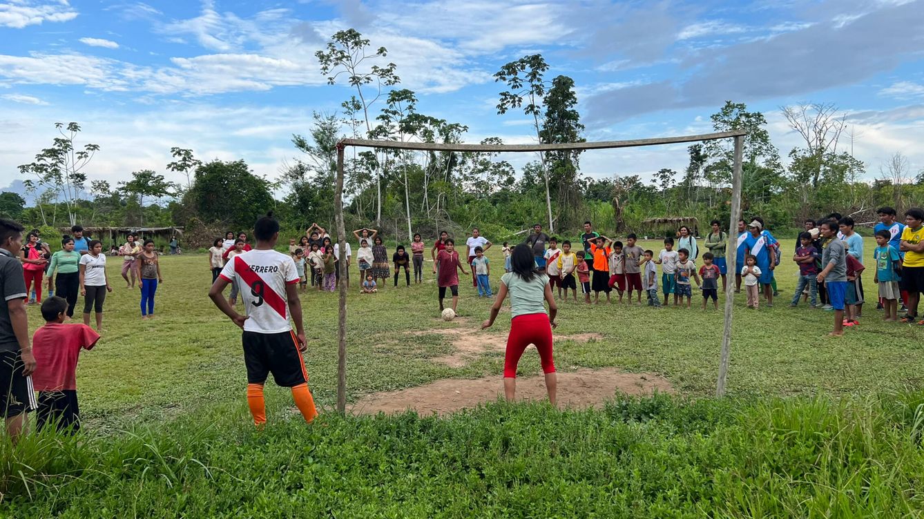 Foto: Partido de futbol en el Parque Nacional del Manu. M.I.