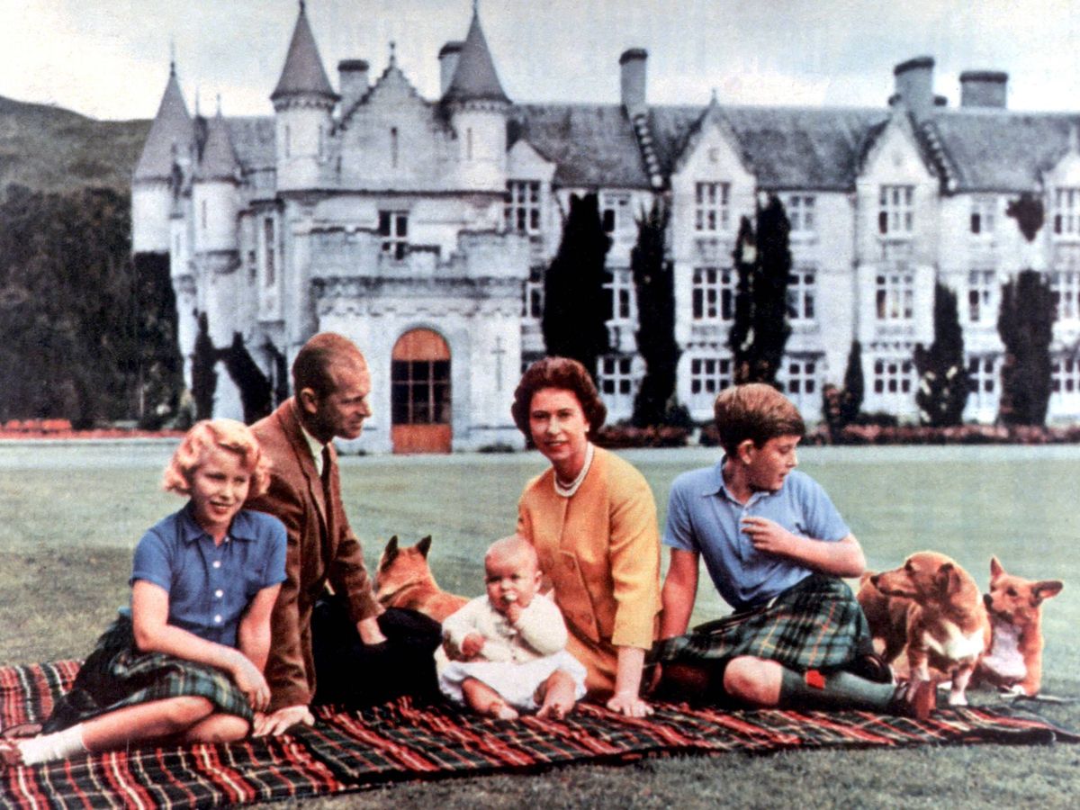 Foto: La reina Isabel, el duque de Edimburgo, y los príncipes Carlos, Ana y Andrés, en Balmoral. (Cordon Press)