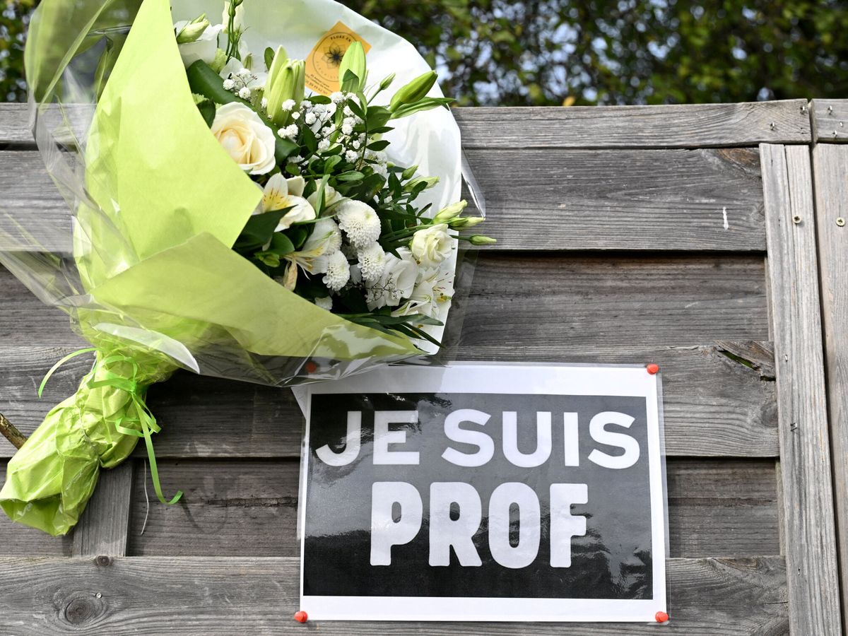 Foto: Un tributo recuerda al profesor asesinado en Bois d'Aulne. (Reuters/Bertrand Guay)