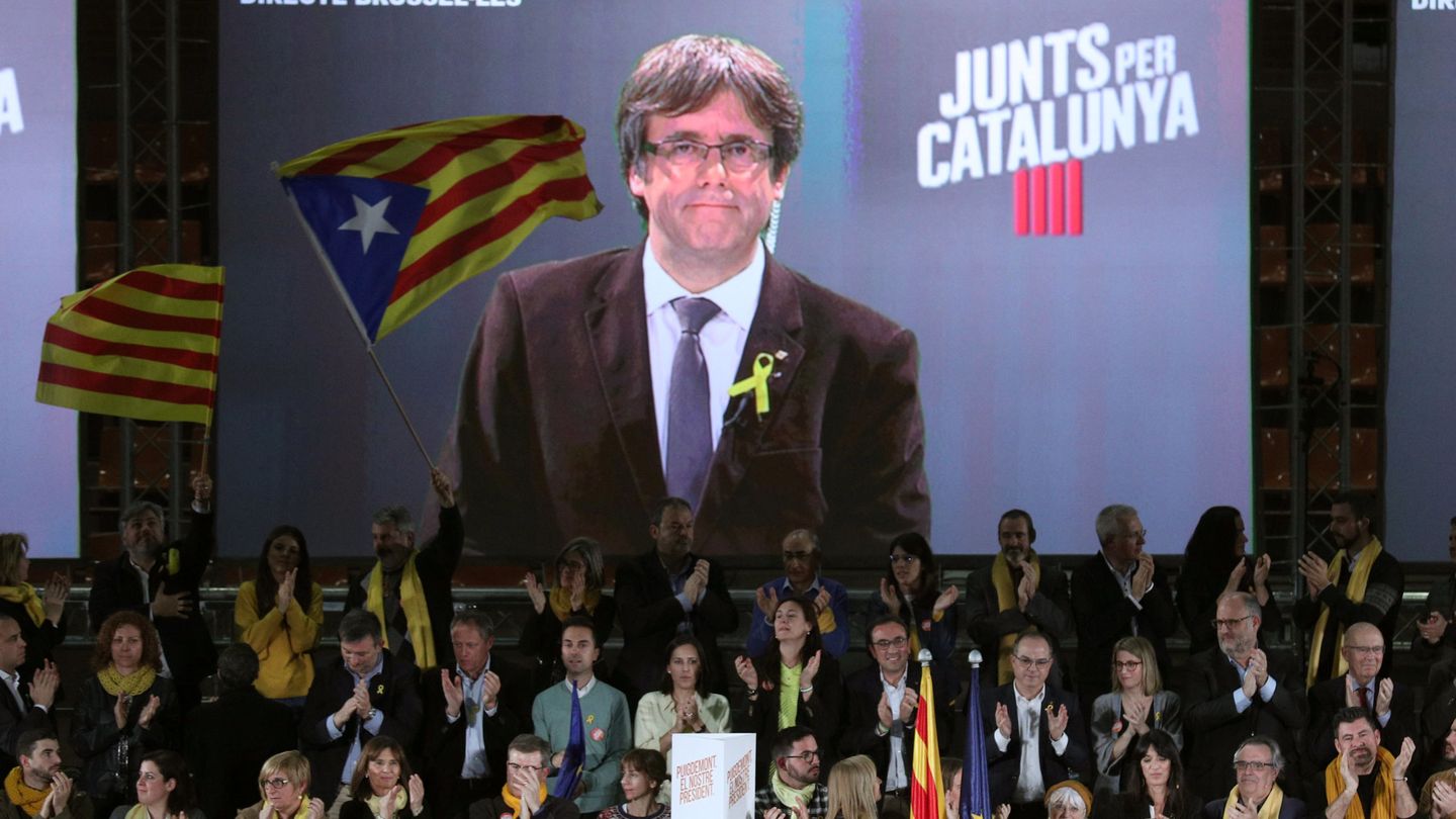 Puigdemont desde Bruselas en un mitin de JxCAT. (Reuters)