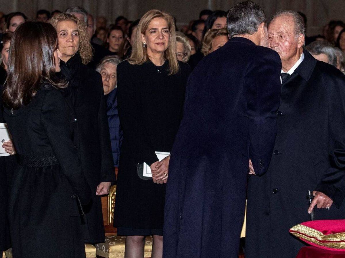 Foto: El rey Felipe saluda a su padre en presencia de la Reina y sus hermanas. (EFE)