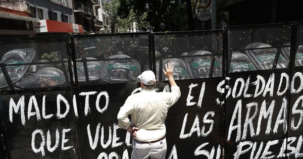 Foto: Un hombre protesta frente a los antidisturbios en los alrededores del Congreso argentino, hoy, 14 de diciembre de 2017. (EFE)