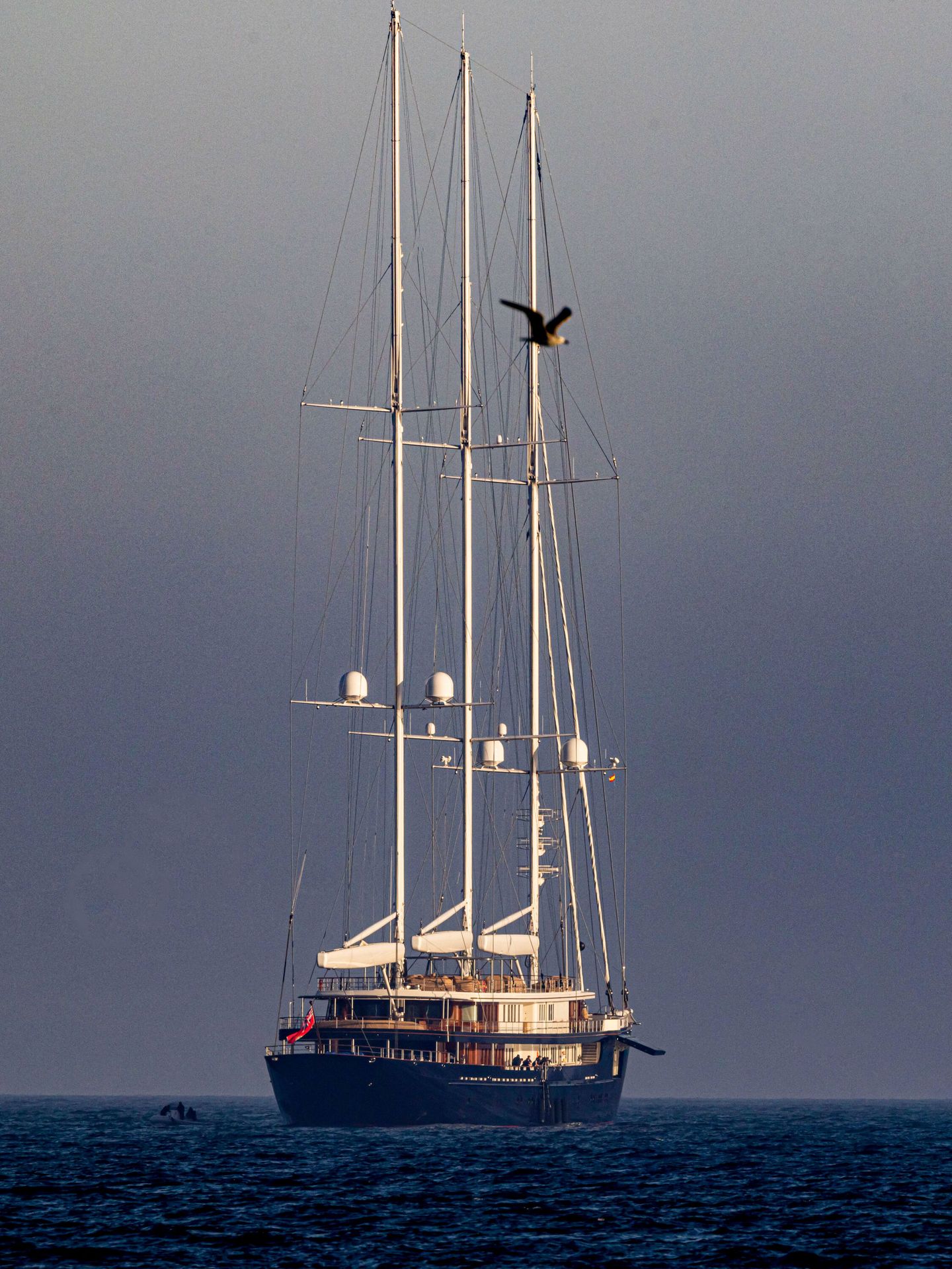 Imagen del velero Koru, propiedad de Jeff Bezos, fondeando en la bahía de Palma en su viaje inaugural. (EFE/Cati Cladera) 