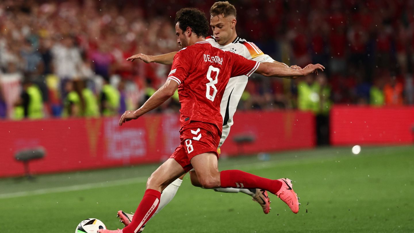 Dortmund (Germany), 29 06 2024.- Joshua Kimmic (rear) of Germany and Thomas Delaney of Denmark in action during the UEFA EURO 2024 Round of 16 soccer match between Germany and Denmark, in Dortmund, Germany, 29 June 2024. (Dinamarca, Alemania) EFE EPA ANNA SZILAGYI 