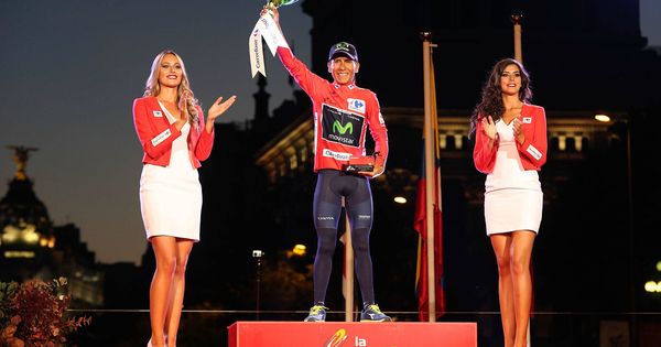 Foto: Nairo Quintana, acompañado de las azafatas de la Vuelta 2016 (Cordon Press).