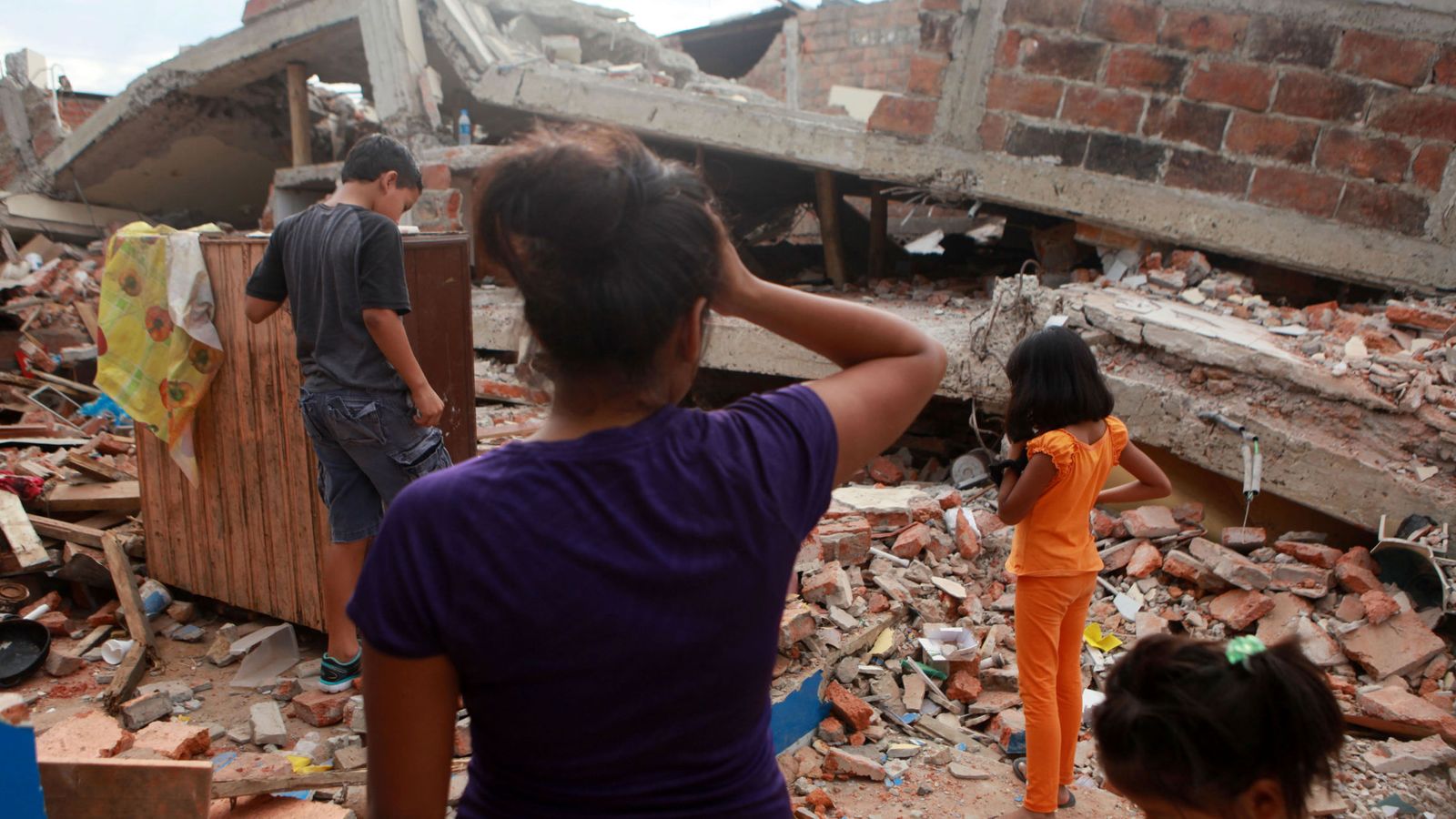 Foto: Así quedó una de las miles de casas derruidas tras el terremoto del mes de abril en Ecuador. (Efe)