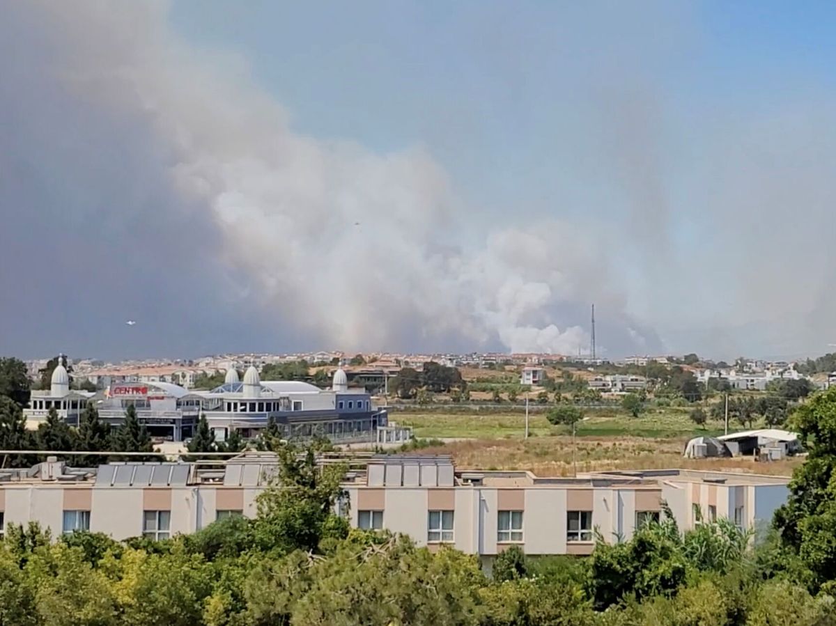 Foto: La ciudad de Manavgat, donde también se están produciendo importantes incendios. (@onurburakcelik/Reuters)