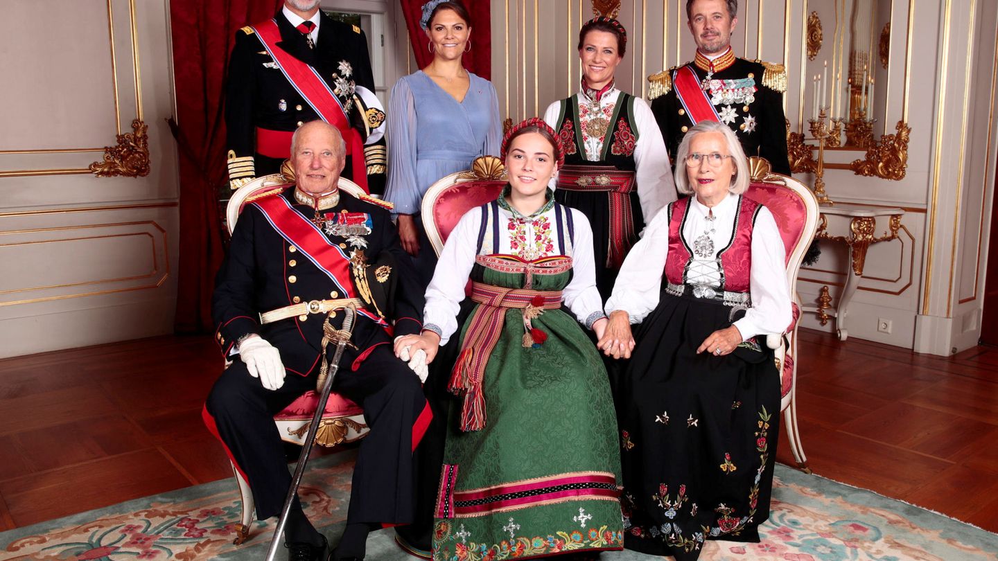 Ingrid Alexandra con sus padrinos: el rey Felipe, el rey Harald, la princesa Victoria, Marta Luisa de Noruega, Federico de Dinamarca y Marit Tjessem. (Reuters)