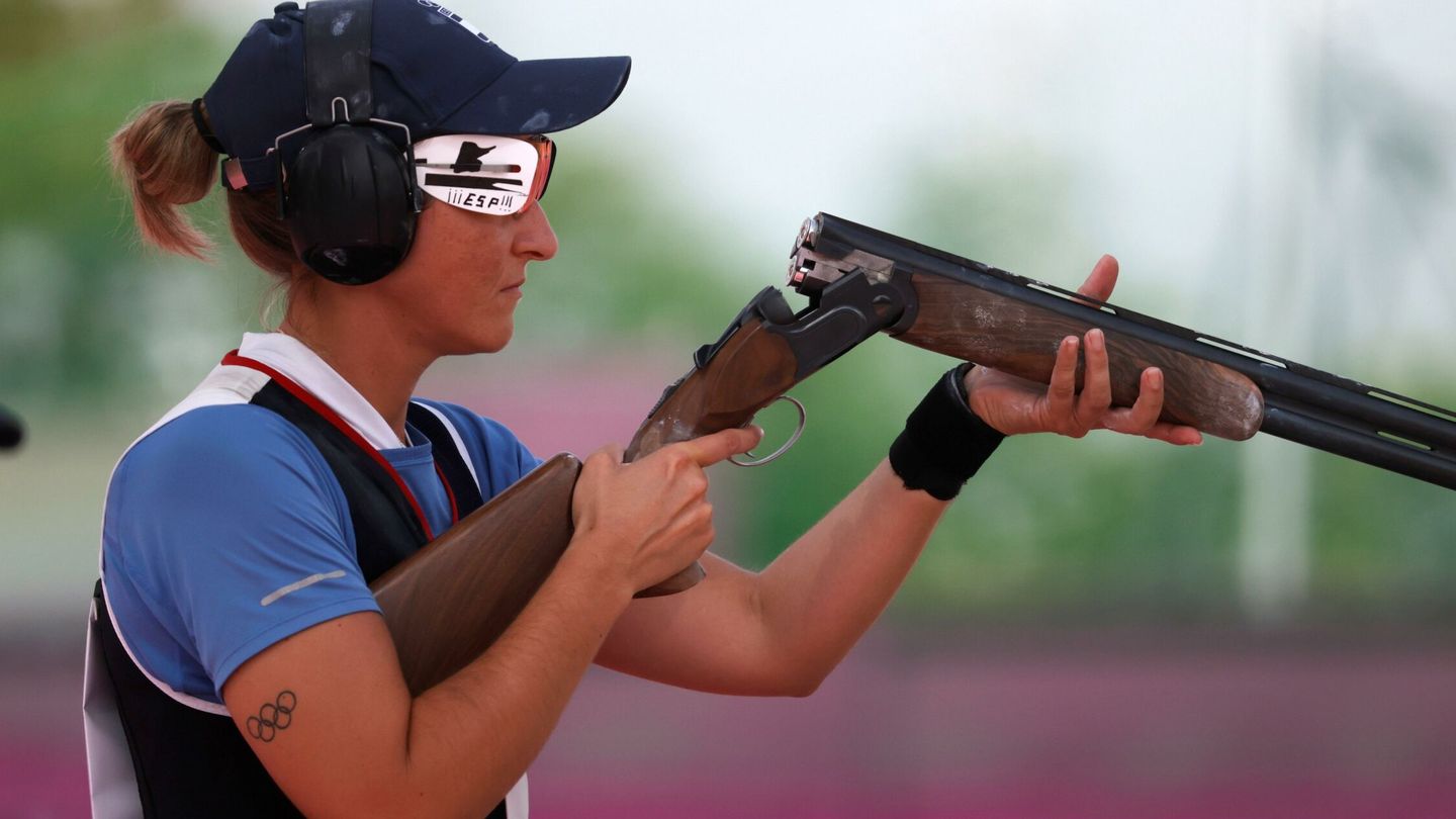 Fátima Gálvez, durante las rondas clasificatorias de fosa femenino de tiro en los Juegos Olímpicos Tokio 2020. (EFE)  