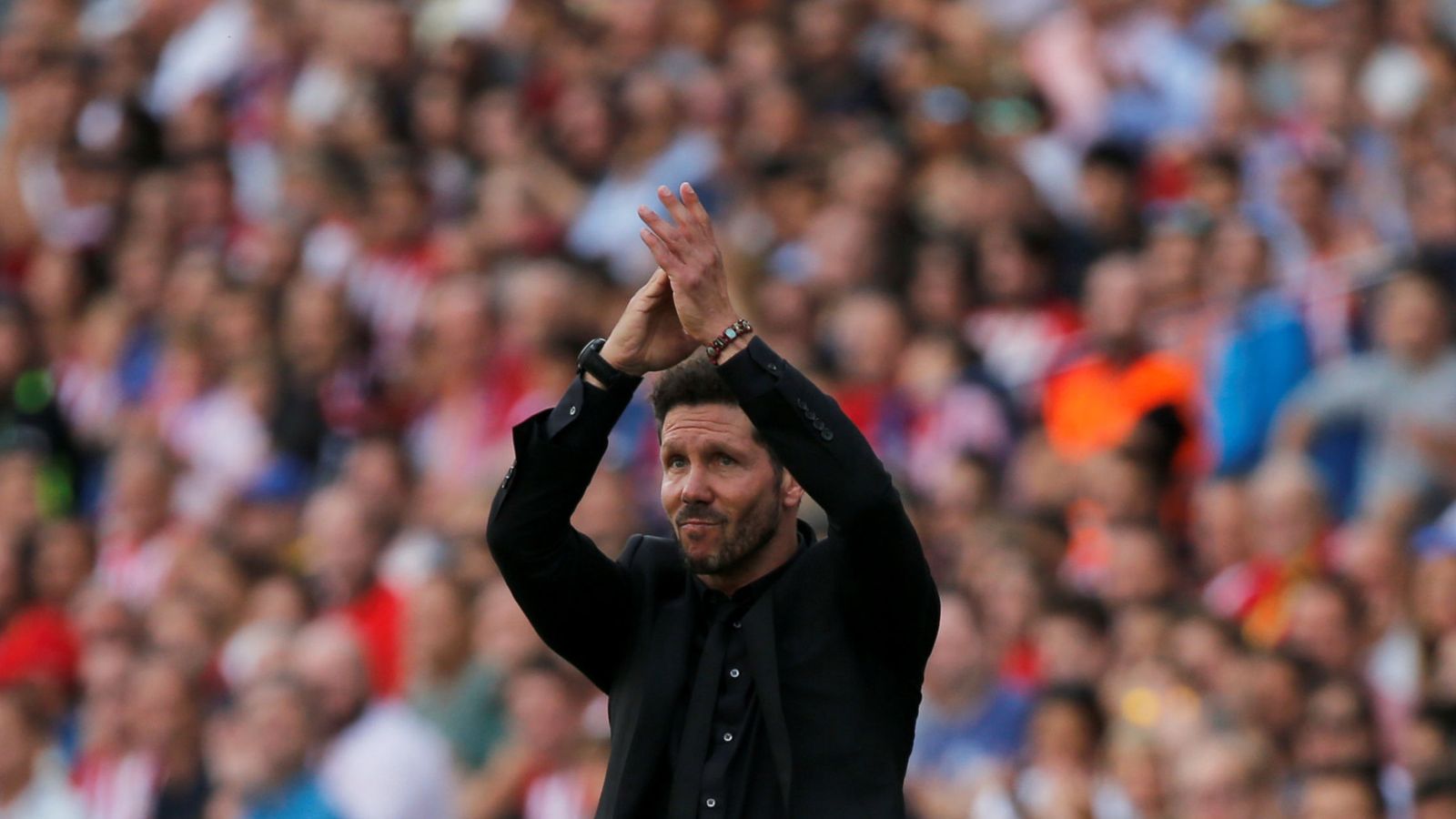 Foto: Simeone saluda a la entregada afición del Atlético de Madrid (Reuters)