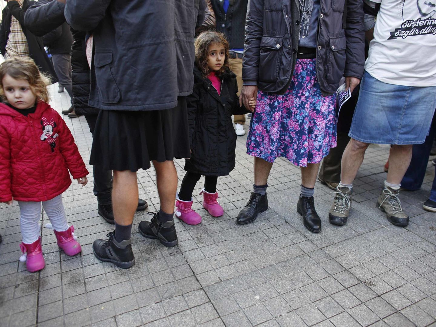 Niños en una protesta contra la violencia doméstica en Estambul. (Reuters)