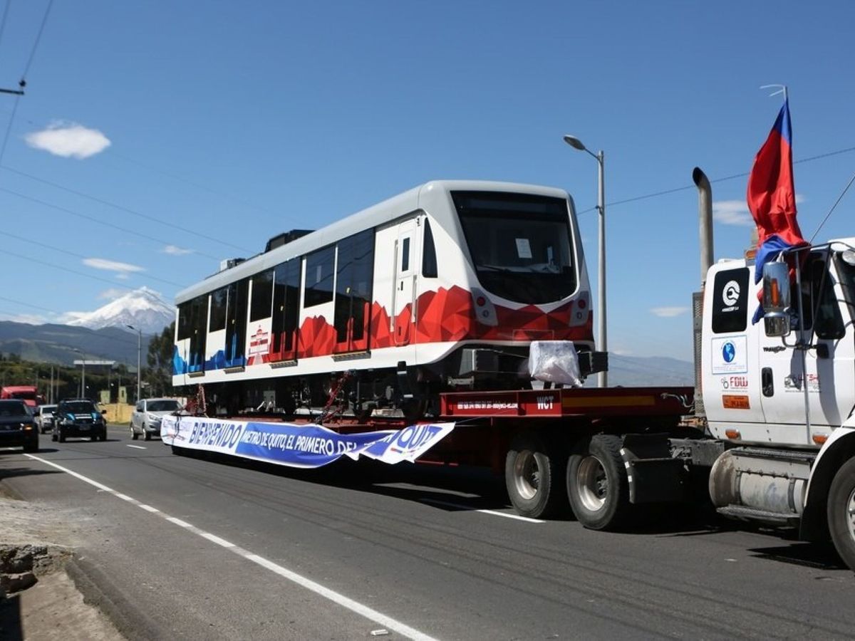 Foto: Llegada a Quito del primer tren del Metro. (EFE/Alcaldía de Quito) 