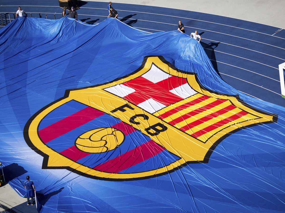 Foto: Una lona con el escudo del FC Barcelona. (EFE/Kay Nietfeld) 