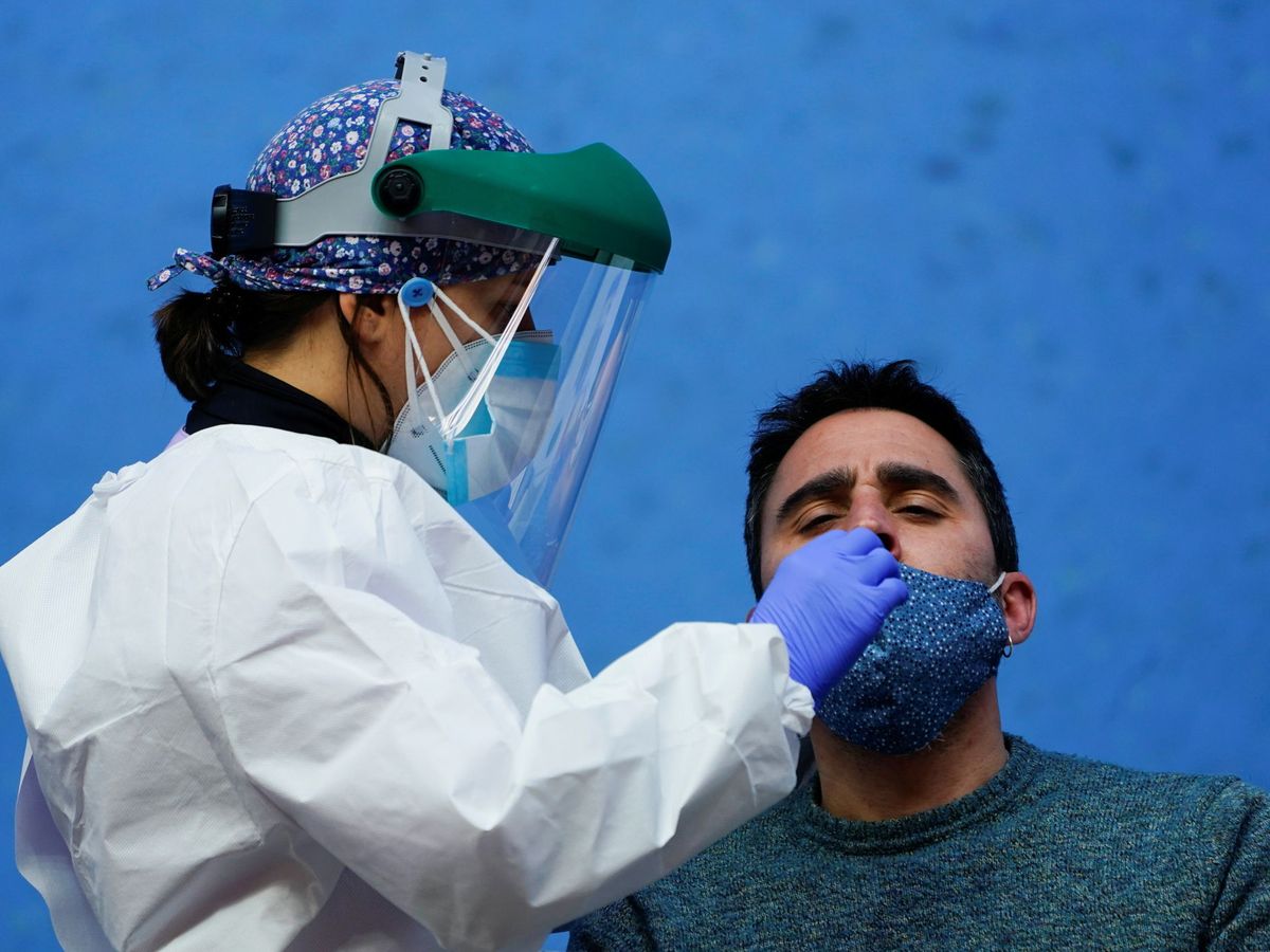Foto: Una enfermera realiza un test de coronavirus a un joven. (Reuters) 
