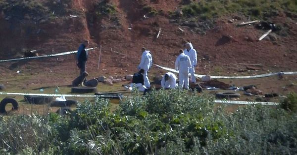 Foto: Agentes de la Policía Científica investigan en el lugar donde fue hallado el cuerpo. (EFE)