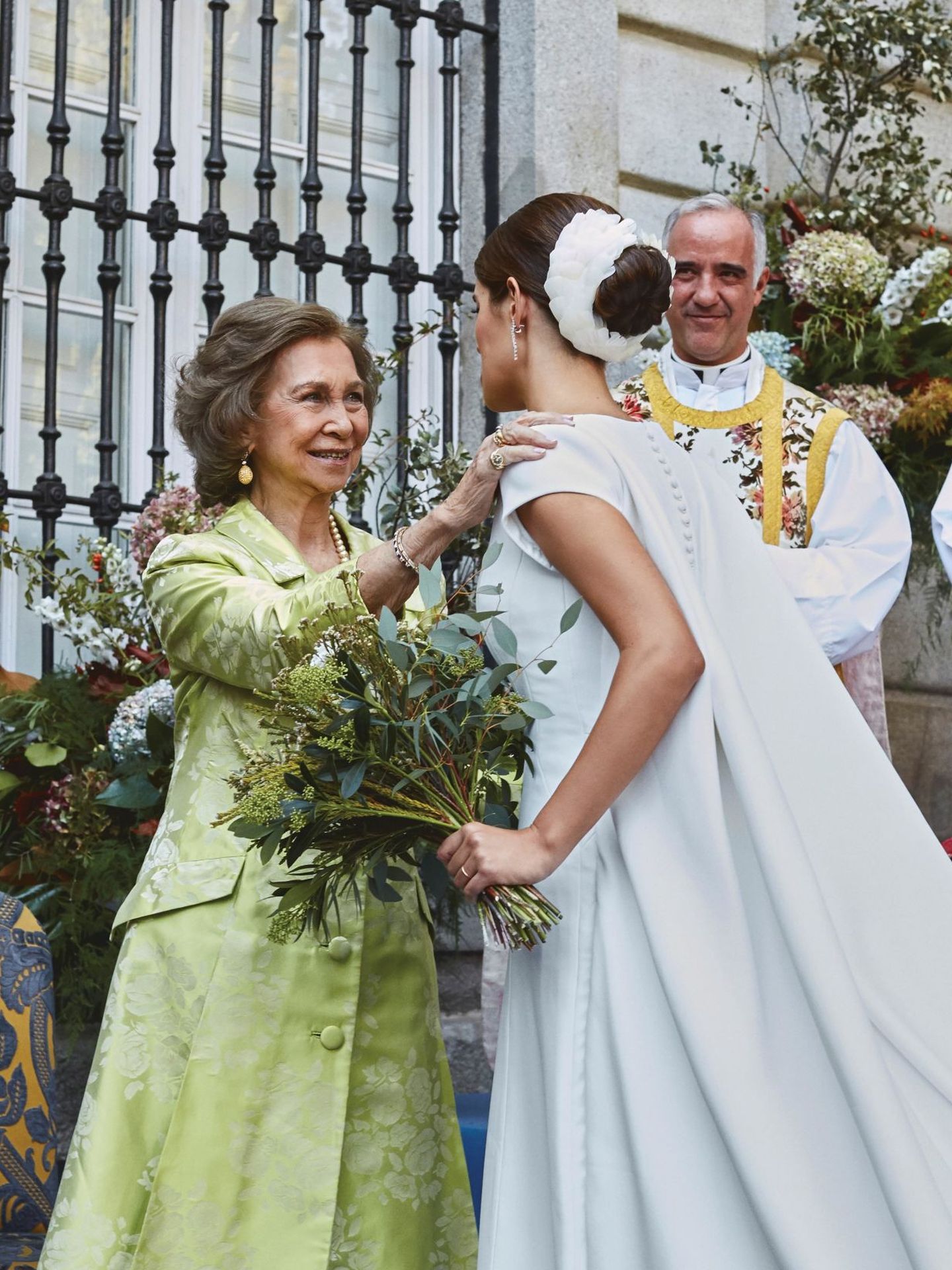 La reina Sofía saludando cariñosamente a Sofía Palazuelo. (EFE/Pool/Casa de Alba)