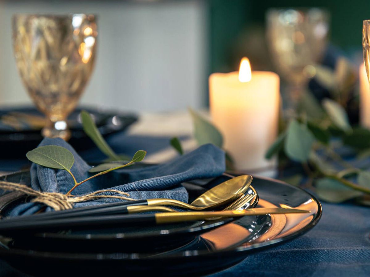 Foto: 6 consejos para doblar las servilletas de forma elegante en la cena de Nochevieja (pvproductions para Freepik)