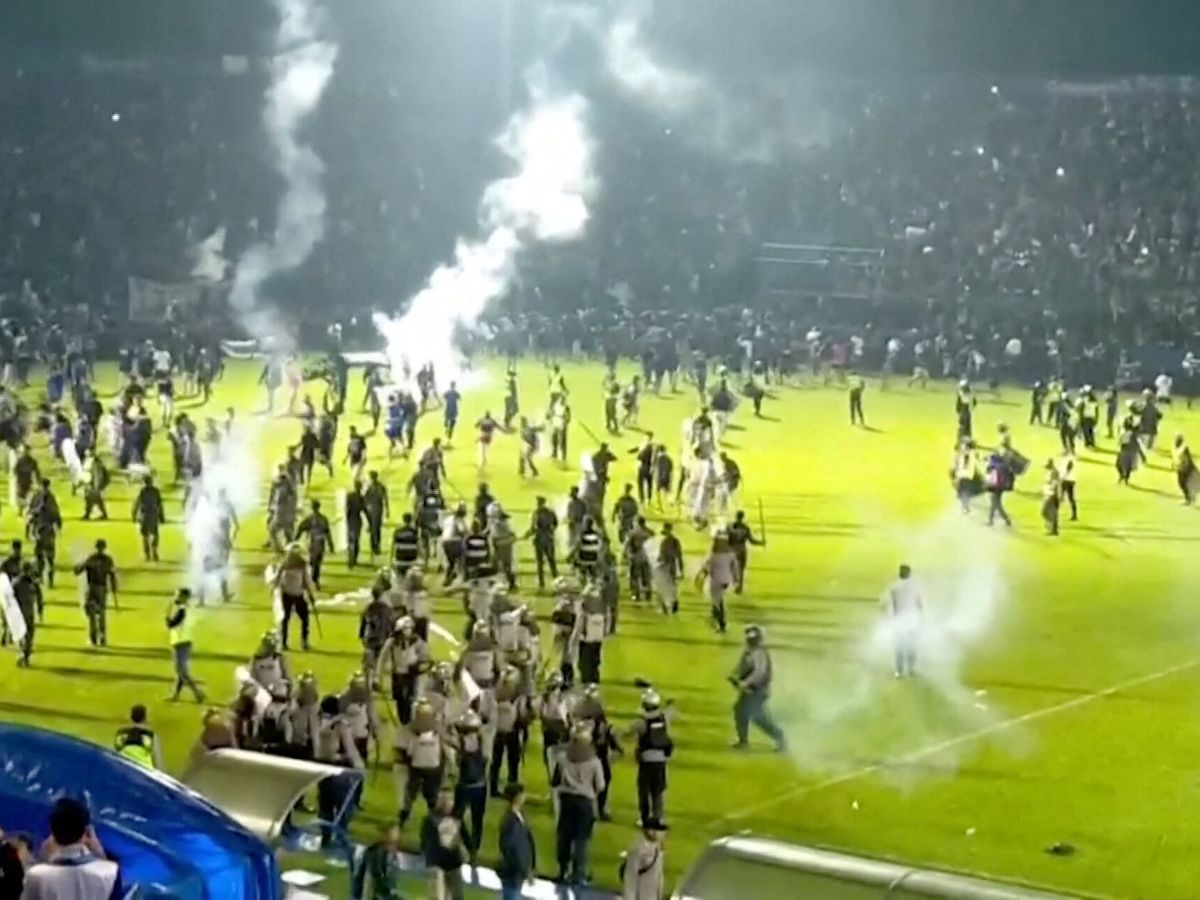 Foto: Incidentes en el estadio donde se produjo la tragedia. (Reuters)