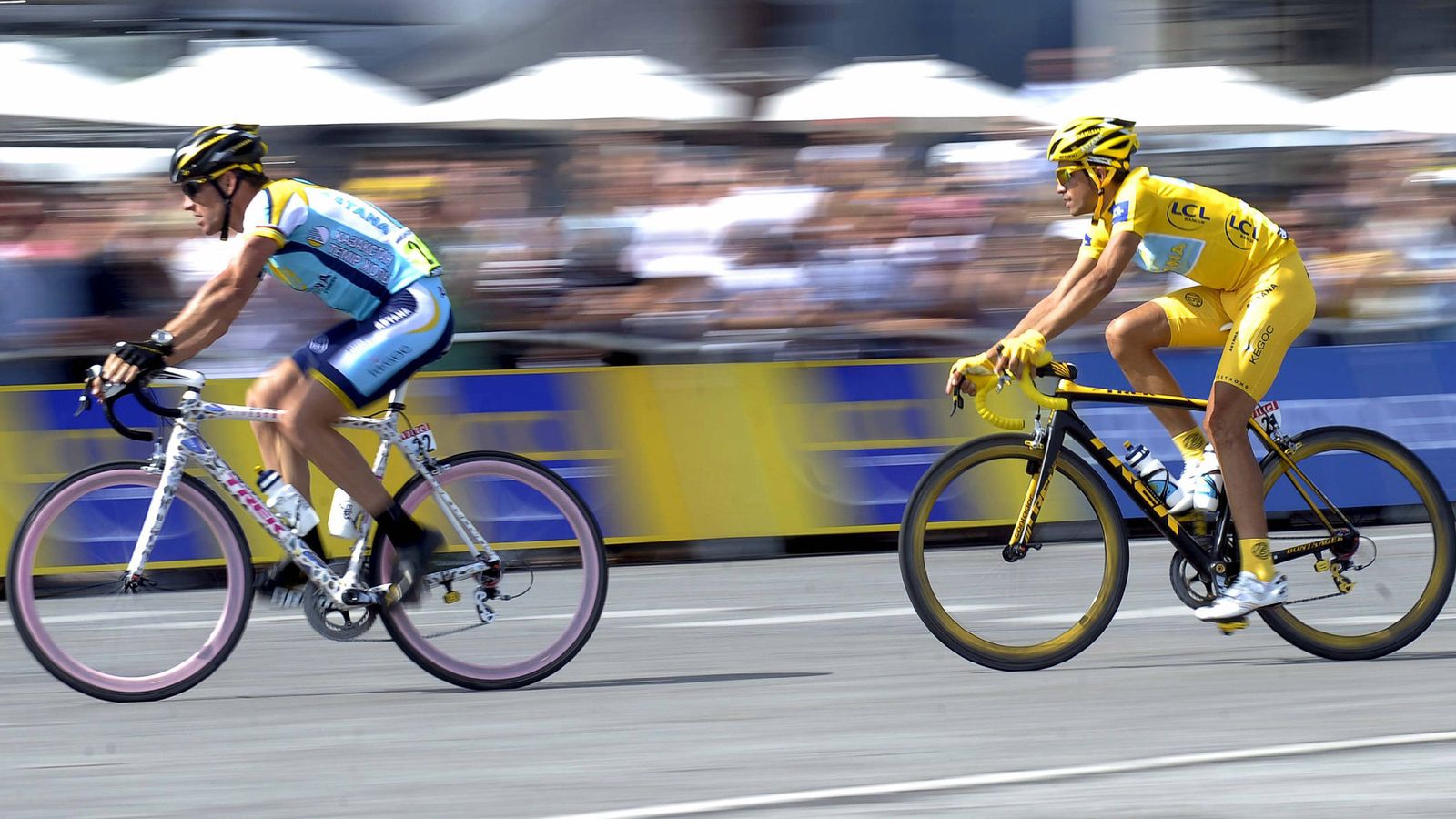 El ciclista español del equipo Astana, Alberto Contador y su compañero estadounidense Lance Armstrong, 2009. (EFE)