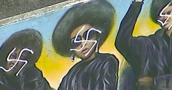 Foto: El mural atacado con las esvásticas (Foto: Twitter)