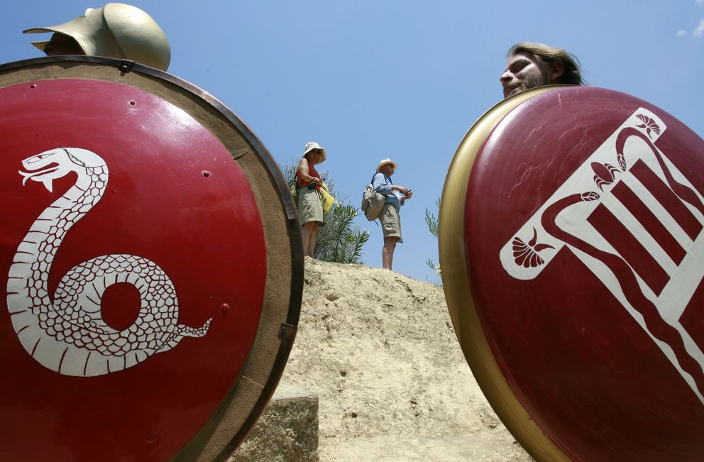 Griegos vestidos como guerreros de la antigüedad en los Juegos de Nemea, al suroeste de Atenas (Reuters).