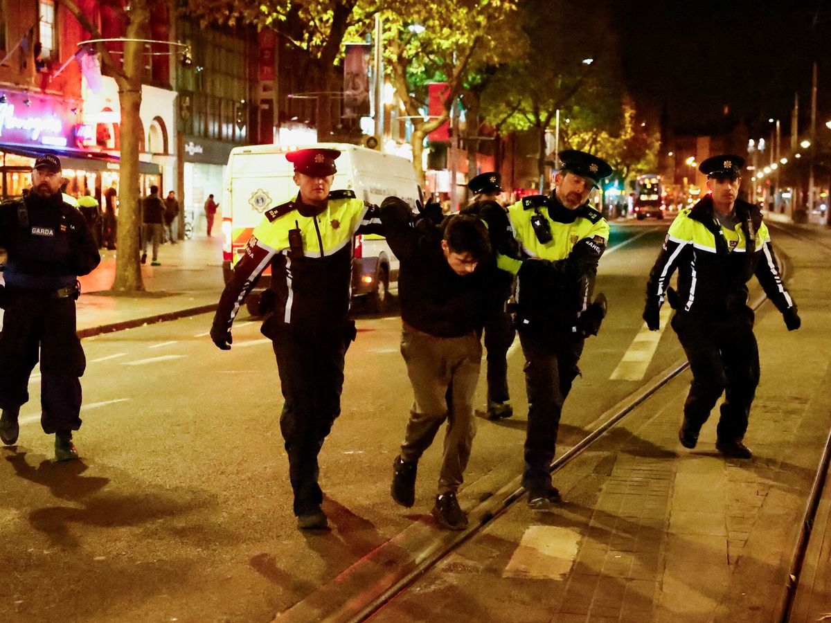 Foto: La Policía de Dublín detiene a un hombre el pasado 24 de noviembre. (Reuters/Clodagh Kilcoyne)