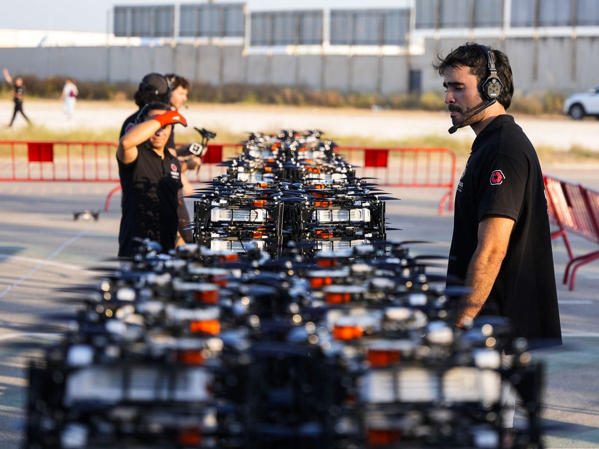 Foto: Trabajadores de un espectáculo de drones en Córdoba. (EP/Joaquín Corchero)