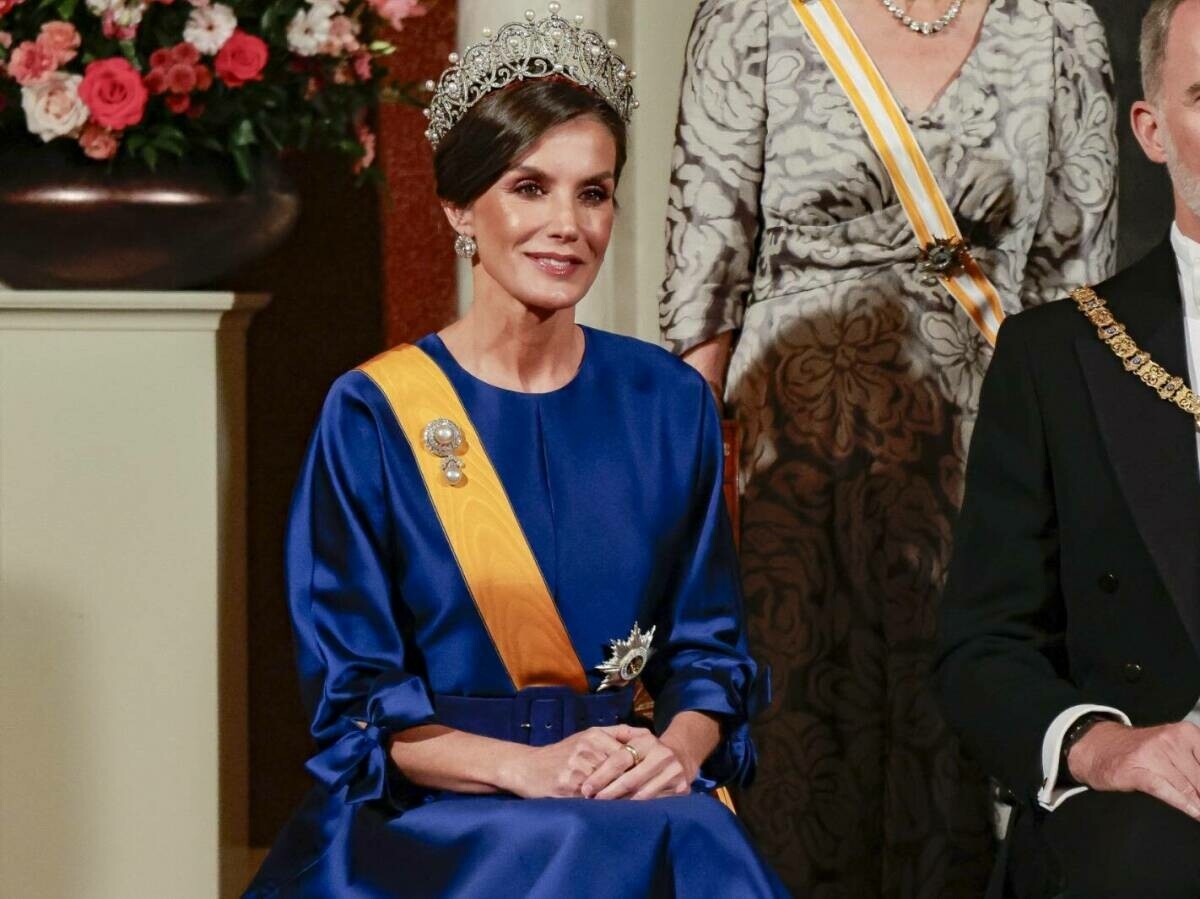 Foto de                         La reina Letizia, de cena de gala en Holanda: nuevo vestido azul, tiara rusa y joyas de pasar            