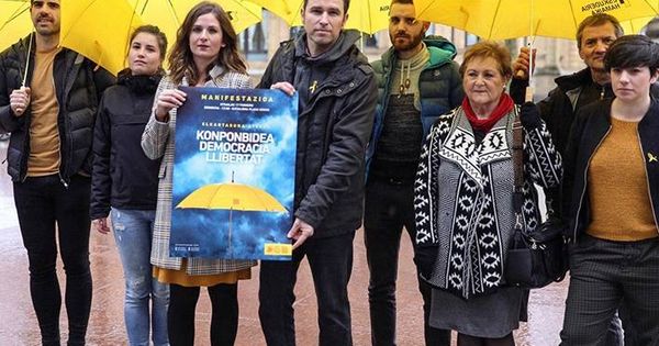 Foto: Miembros de Gure Esku Dago, con su portavoz Ángel Oiarbide en el centro, presentan las movilizaciones en apoyo a los políticos independentistas catalanes ante el juicio al 'procés'. (EC)