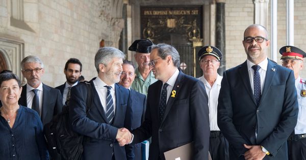 Foto: El presidente de la Generalitat, Quim Torra (2d), junto al 'conseller' de Interior, Miquel Buch (d), saluda al ministro de Interior, Fernando Grande-Marlaska. (EFE)