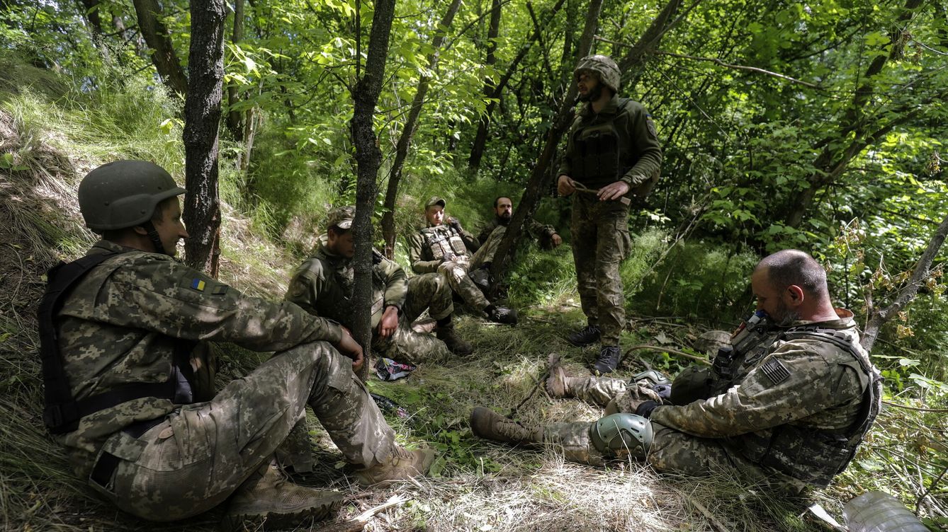 Foto: Varios soldados descansan en su posición en el frente de Donetsk. (EFE/STR)