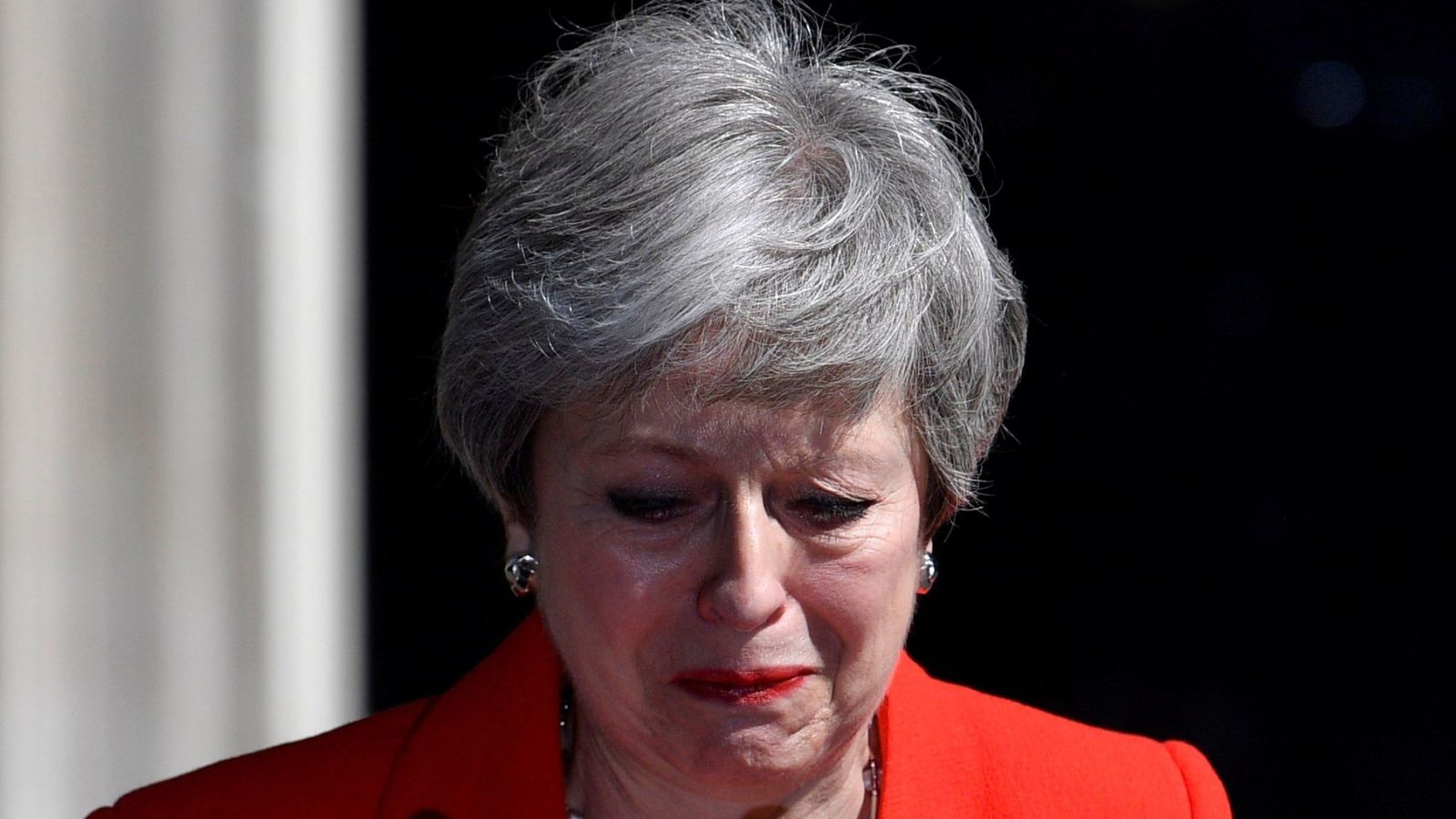 Foto: Theresa May rompe a llorar tras anunciar su dimsión. (Reuters)