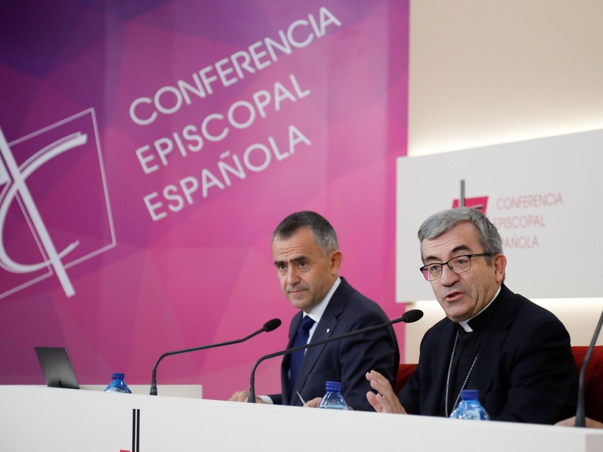 Foto: El secretario general de la Conferencia Episcopal Española (CEE), Luis Argüello, y el vicesecretario para asuntos económicos, Fernando Giménez Barriocanal, durante la comparecencia hoy viernes (EFE)